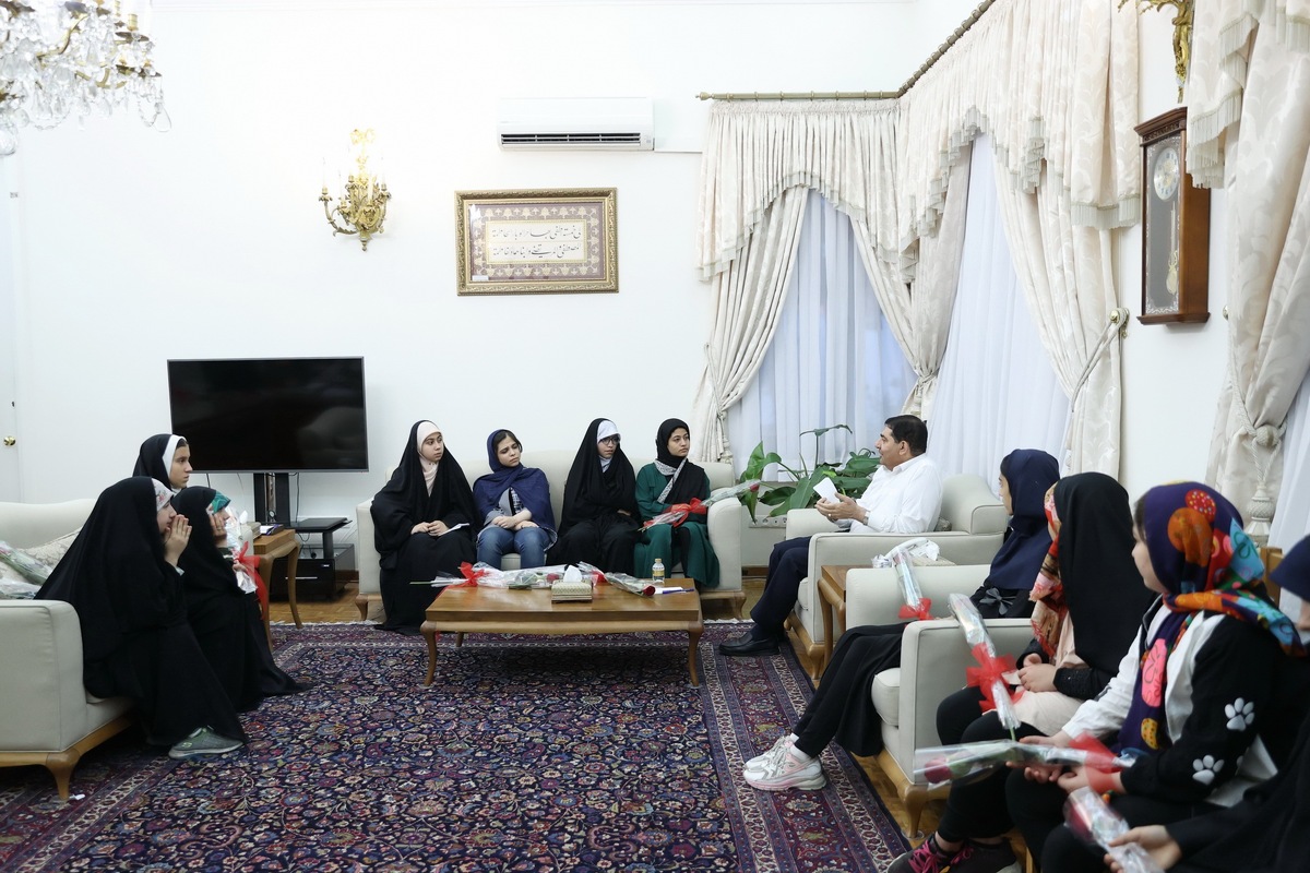 ۲۱ نفر از دختران نوجوان فعال اجتماعی به مناسبت میلاد حضرت معصومه (س) و روز دختر مهمان معاون اول رئیس‌جمهور بوده و در این دیدار دغدغه‌ها و دیدگاه‌های خود را مطرح کردند.