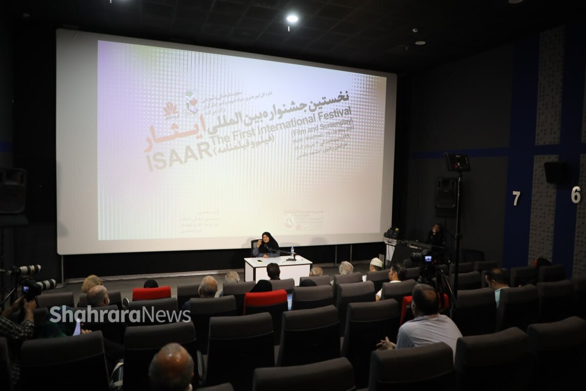یک کارگردان سینما گفت: یکی از ویژگی‌های جنگ این است که از زن‌ها مرد می‌سازد و از مردها مادر.