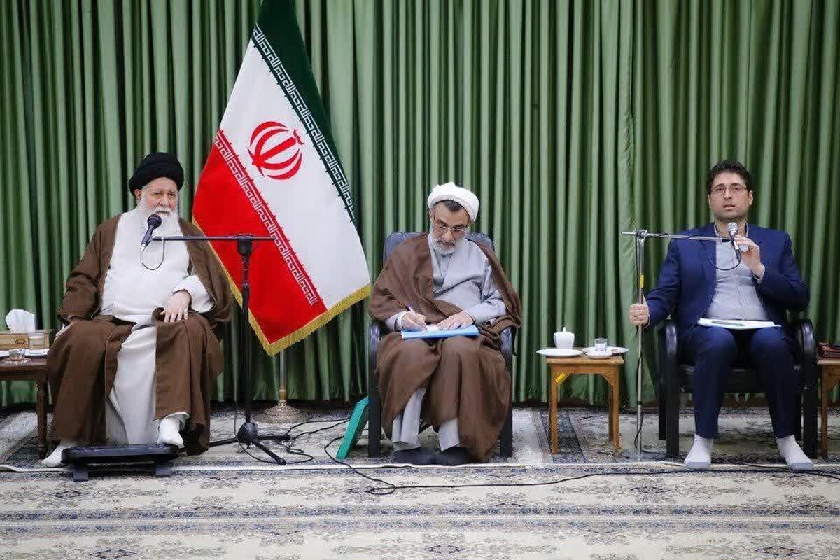 نماینده ولی‌فقیه در استان خراسان رضوی گفت: یک سؤال مهم که امروزه وجود دارد آن است که آمادگی ما در برابر تهاجمی که به عرصه فرهنگ، سنت و دین ما صورت گرفته، چیست و در این عرصه، مهم‌تر از همه آن است که پدافند فرهنگی در اجتماعات، مراکز عمومی، دانشگاه‌ها و مراکز آموزشی صورت بگیرد.