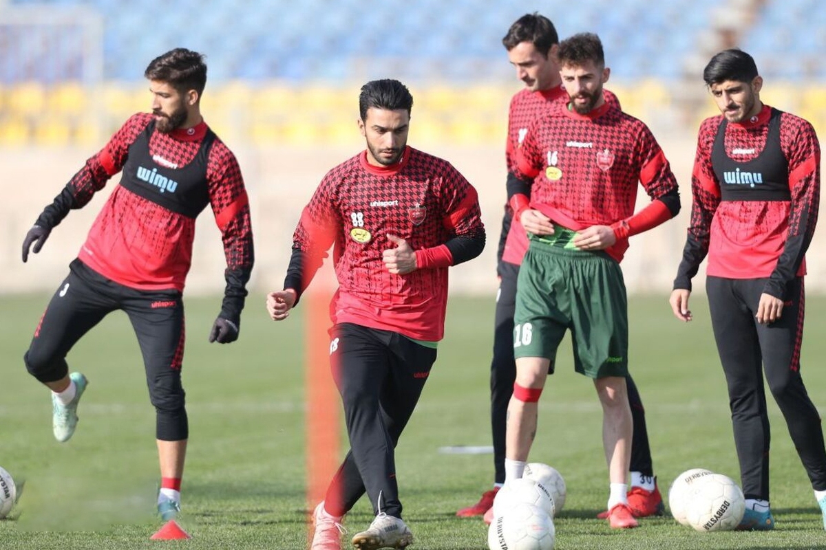 سرمربی پرسپولیس نام کاپیتان سوم تیمش را از لیست بازیکنان حاضر در دربی حذفی خط زد.