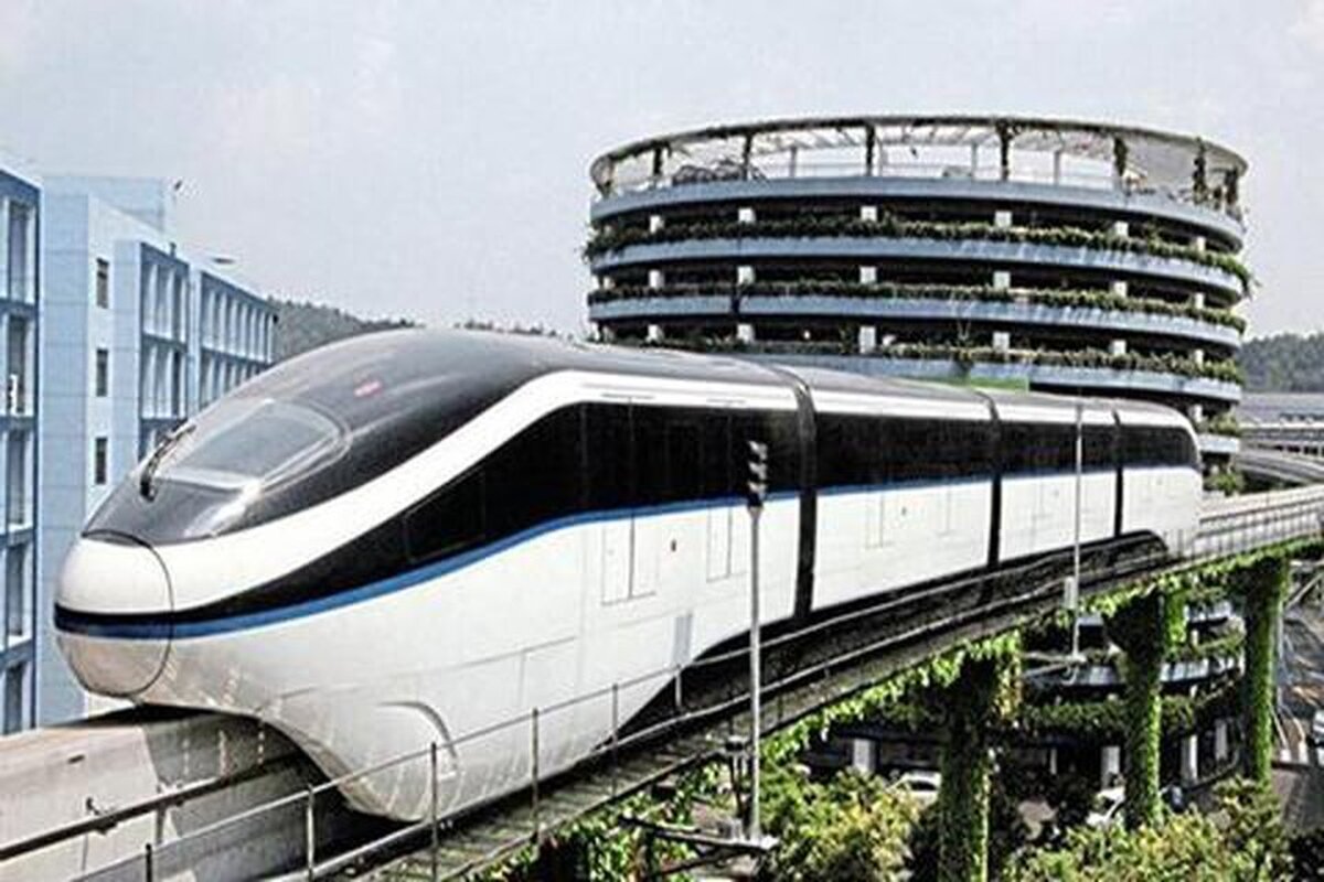 قطارهای تک‌ریل یا مونوریل (monorail) که در آن مسیر از یک ریل یا یک تیر تشکیل شده‌است. از عبارت «مونوریل» همچنین برای اشاره به خود مسیر یا ریل یا قطاری که بر روی این مسیر حرکت می‌کند نیز استفاده می‌شود.