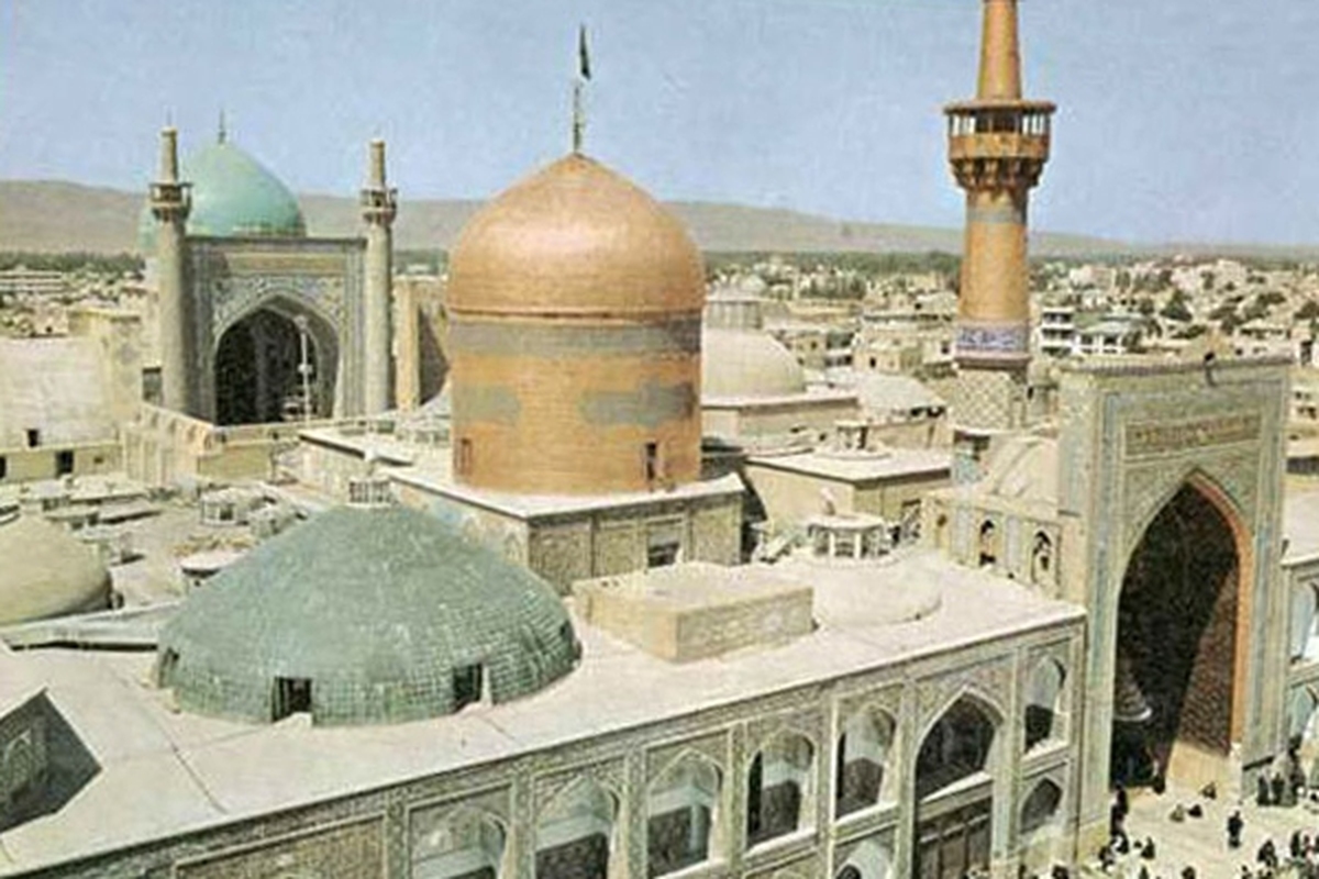 ۲۵ جولای ۱۹۳۹ میلادی، یک گردشگر سوئیسی به نام الامایارد از میان آتش جنگ جهانی دوم به همراه دوستش با یک ماشین سواری از راه افغانستان خودش را به ایران رسانده و با دوربینی که زیر لباسش پنهان کرده اولین فیلم رنگی از حرم امام رضا (ع) را ثبت کرده است.