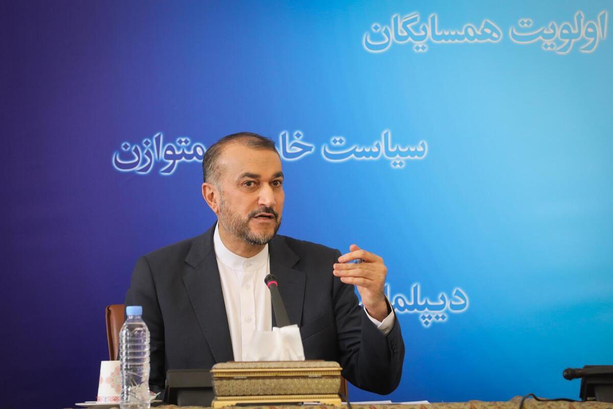وزیر امور خارجه در جمع روسای نمایندگی‌های ایران در خارج از کشور گفت: در کنار باز بودن مسیر دیپلماتیک برای رفع تحریم‌های ظالمانه، به‌صورت جدی مسیر خنثی سازی تحریم‌ها را دنبال خواهیم کرد.