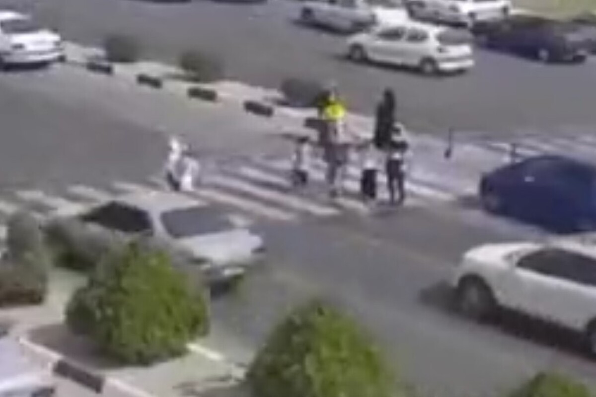 تصاویری از دوربین های کنترل شهری در مقابل اسکله حقانی بندرعباس منتشر شد که در آن یک راننده عابران پیاده را زیر می‌گیرد.