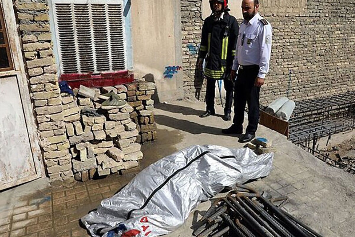 جانشین فرمانده انتظامی مشهد گفت: یک مرد سالخورده هنگام سرویس کولر آبی به علت برق گرفتگی جان باخت.