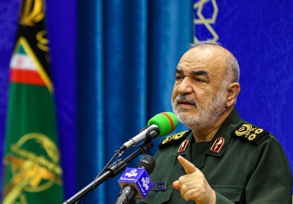 فرمانده کل سپاه گفت: در همه نبرد‌ها استخوان‌های دشمن را خرد کرده‌ایم و همانطور که می‌بینید دشمنان با ذلت از منطقه فرار کردند و از این به بعد هم دیگر جایی در این منطقه نخواهند داشت.