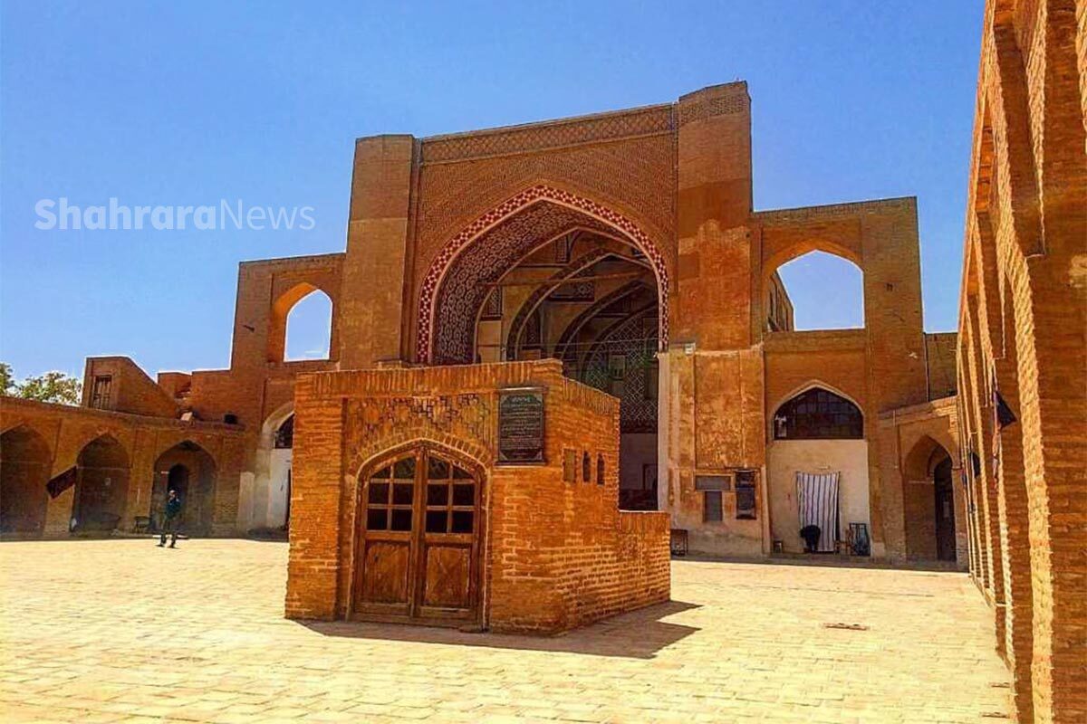 بر اساس کهن‌ترین نوشته‌ی موجود در کتیبه‌ای سنگی، مسجد جامع تاریخی شهر قاین در دوره‌ی سلجوقی (سال ۷۹۶ هجری قمری) از سوی امیر جمشید قارنی ساخته شده است.