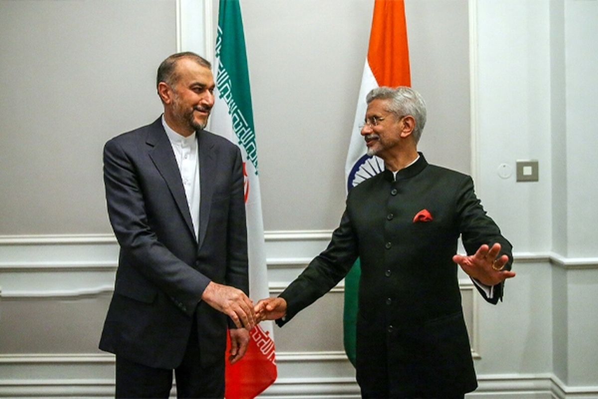 وزرای خارجه جمهوری اسلامی ایران و هند عصر جمعه در شهر کیپ‌تاون آفریقای جنوبی با یکدیگر دیدار و گفت‌وگو کردند.