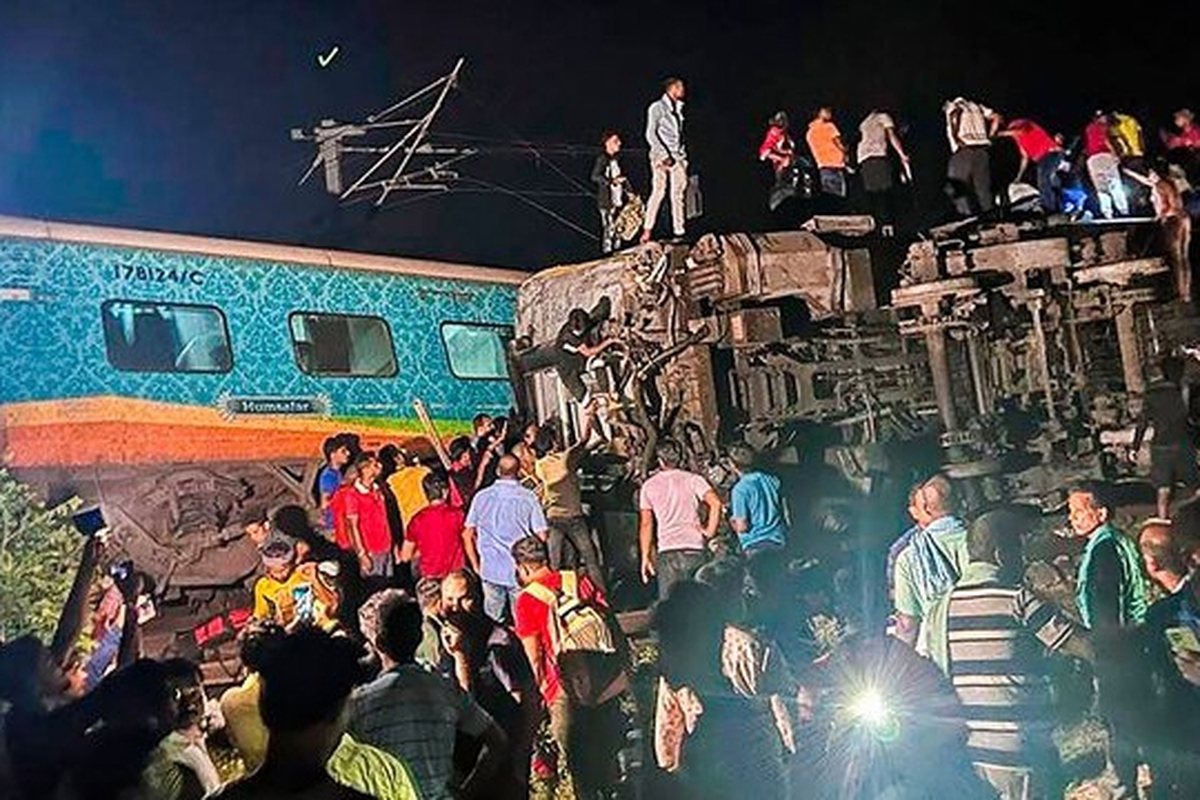 در حادثه برخورد دو قطار در هند تاکنون ۲۰۷ کشته شناسایی شده‌اند.