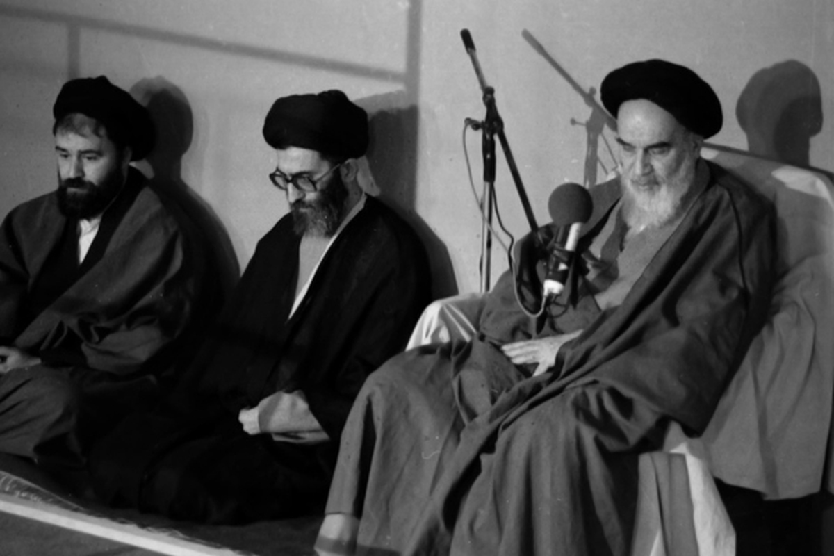 مستند «عاشق خمینی (ره) امشب از شبکه اول سیما و نیز پایگاه اطلاع‌رسانی دفتر حفظ و نشر آثار حضرت آیت‌الله‌العظمی خامنه‌ای پخش می‌‎شود.