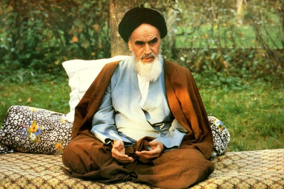 میشل ستبون، عکاس فرانسوی بود که در زمان انقلاب در ایران حضور داشت و برای آژانس عکس سیپا کار می‌کرد. او اولین عکس واقعی امام خمینی (ره) در فرانسه را به دست انقلابیون رساند.