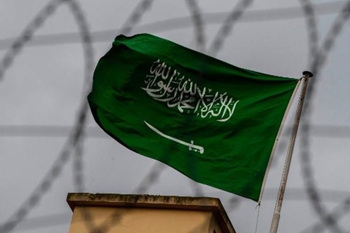 وزارت کشور عربستان سعودی اعلام کرد که احکام اعدام ۳ فرد به جرم آنچه «پیوستن به گروه تروریستی» و «تعرض به نیرو‌های امنیتی» خوانده شده، اجرا شده است.