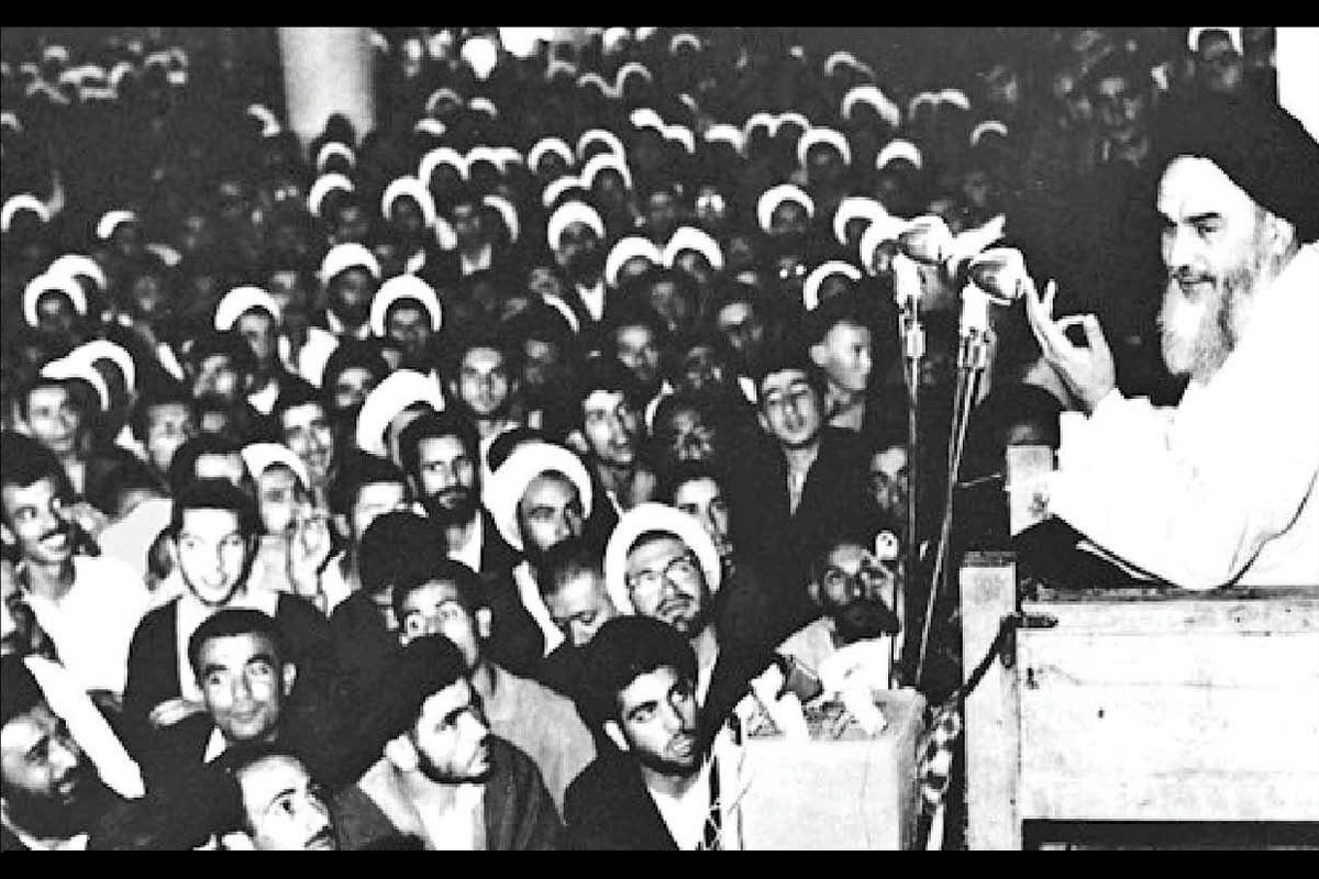 حمله نظامیان شهربانی و ماموران مخفی ساواک به مردم و طلاب جوان و پشتیبانی قداره‌کشها از سوی لات و لوت‌های ری و درخونگاه موجب ریختن مردم به خیابان‌های مرکزی شهر تهران و وارد عمل شدن نظامیان مسلح شهربانی و به خاک و خون کشیدن مردم در نیمه خرداد ۱۳۴۲ شد.