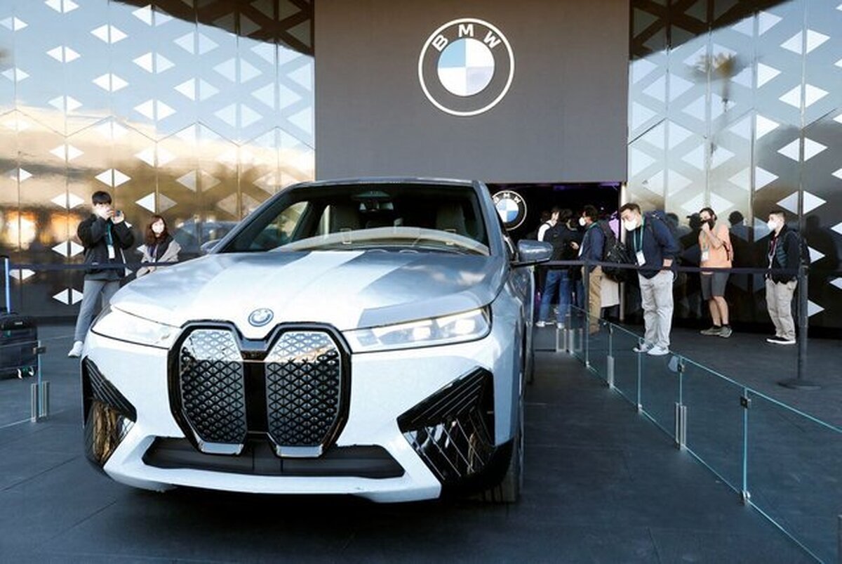 خودروساز آلمانی ب ام و (BMW) نخستین خودروی جهان که قابلیت تغییر رنگ دارد را در نمایشگاه فناوری CES لاس وگاس رونمایی کرد. این خودروی مفهومی که BMW iX Flow نام دارد، از فناوری جوهر الکترونیکی استفاده می‌کند که معمولا در دستگاه‌های e-reader استفاده می‌شود تا سطح بیرونی خودرو را به الگو‌های متنوعی در رنگ‌های سفید و خاکستری تبدیل کند.