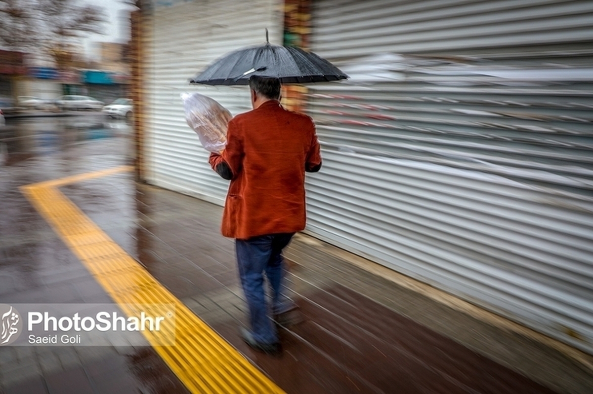 کارشناس مرکز پیش‌بینی هواشناسی خراسان رضوی گفت: از فردا تا اوایل هفته آینده شاهد بارش‌های رگباری توام با رعد و برق با احتمال بارش تگرگ در سطح استان به ویژه در نواحی شمالی و غربی استان خواهیم بود. همچنین روز‌های جمعه و شنبه با توجه به کاهش دما از شدت گرما در سطح استان کاسته خواهد شد.