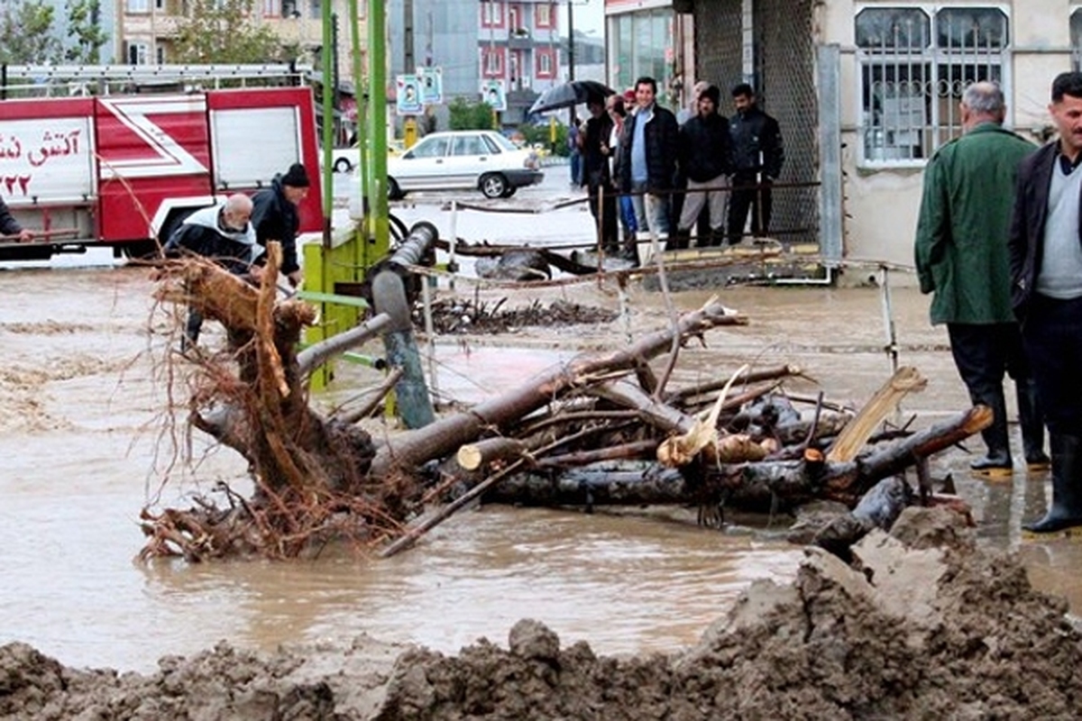 بارش شدید باران در شهر دستجرد بخش خلجستان استان قم موجب جاری شدن سیلاب در خیابان‌ها و معابر عمومی این شهر شد.