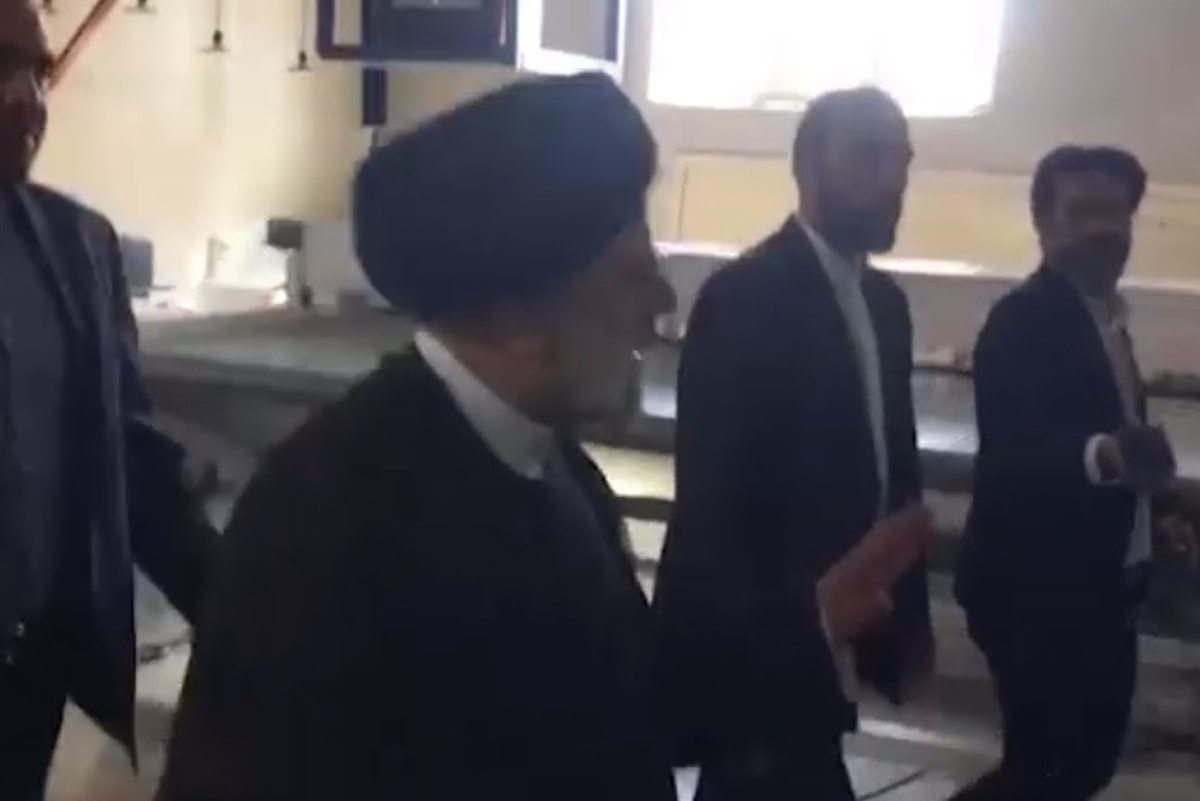 رئیس‌جمهور ضمن گفت‌وگو با مدیر و کارکنان چرم‌شهر در جریان مشکلات و چالش‌های این واحد صنعتی قرار گرفت.