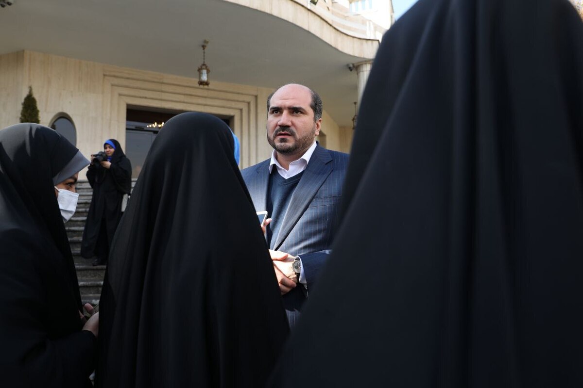 معاون اجرایی رئیس‌جمهور در توئیتی نوشت که دولت سیزدهم، حرف خود را در میدان کار و عمل می‌زند نه اتاق‌های کلاب‌هاوس!