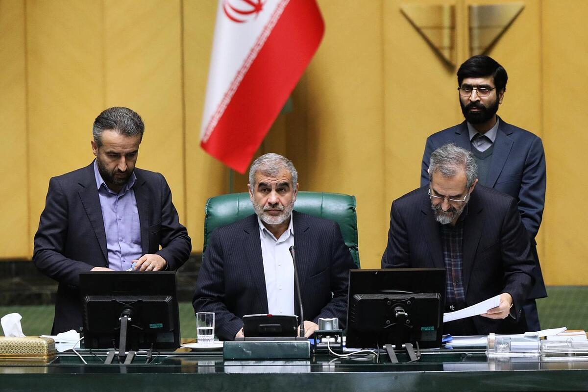 عضو هیات رئیسه مجلس کاندیدا‌های نایب رئیسی مجلس برای اجلاسیه چهارم مجلس یازدهم را معرفی کرد.