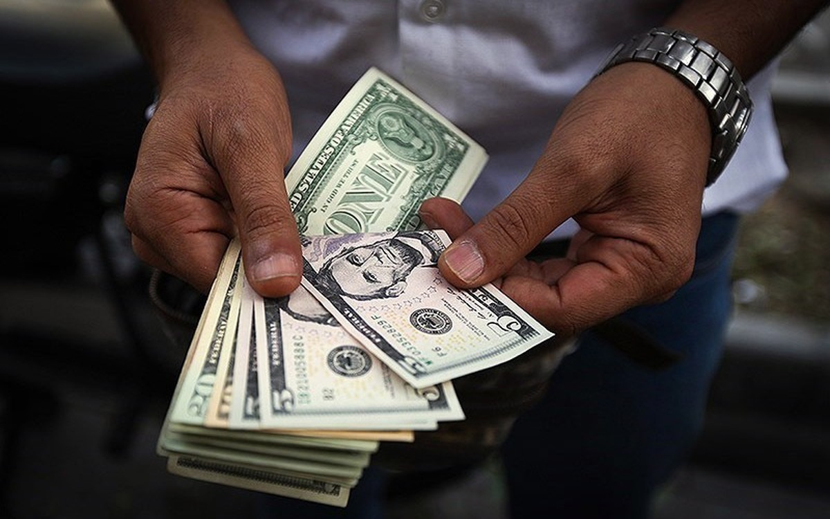 دو روز پایانی هفته گذشته قیمت دلار در کریدور ۴۰ هزار تومانی نوسان داشت. با تکذیب اخبار مربوط به توافق ایران و آمریکا به نظر می‌رسد امروز دود خط و نشان‌های دو کشور به چشم بازار ارز خواهد رفت و این اخبار ورق را به نفع افزایشی‌های بازار خواهد چرخاند.