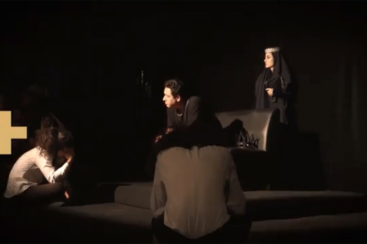 هنرمندان مشهدی، چه قدیمی‌ترها و چه نسل تازه نفس در کنار یکدیگر چراغ تئاتر را روشن نگه داشته‌اند.