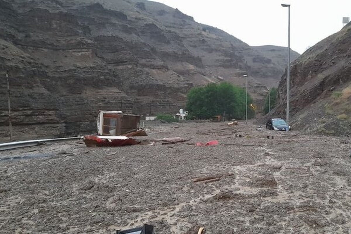 سیلاب روز پنجشنبه ۱۸ خرداد ماه سالجاری در جاده کرج _چالوس خسارت‌های مالی را بدنبال داشت و عملیات بازگشایی آن توسط دستگاه‌های خدمات‌رسان در حال اجراست.