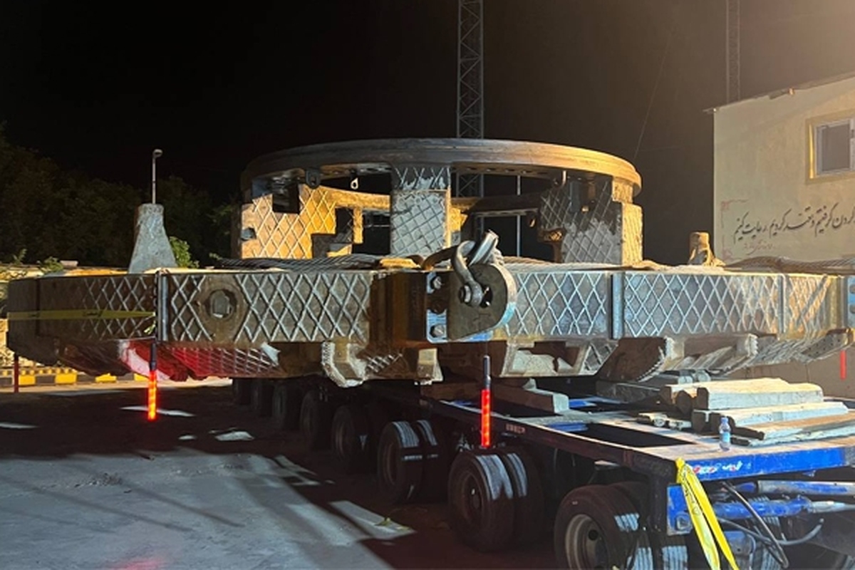 مدیرعامل شرکت ساخت قطار شهری شهرداری مشهد گفت: در حال حاضر یکی از قطعات اصلی دستگاه تی بی ام در حال جابجایی است که این قطعه ١۴٠ تن وزن دارد و کاترهد قطعه اصلی دستگاه تی بی ام  است.