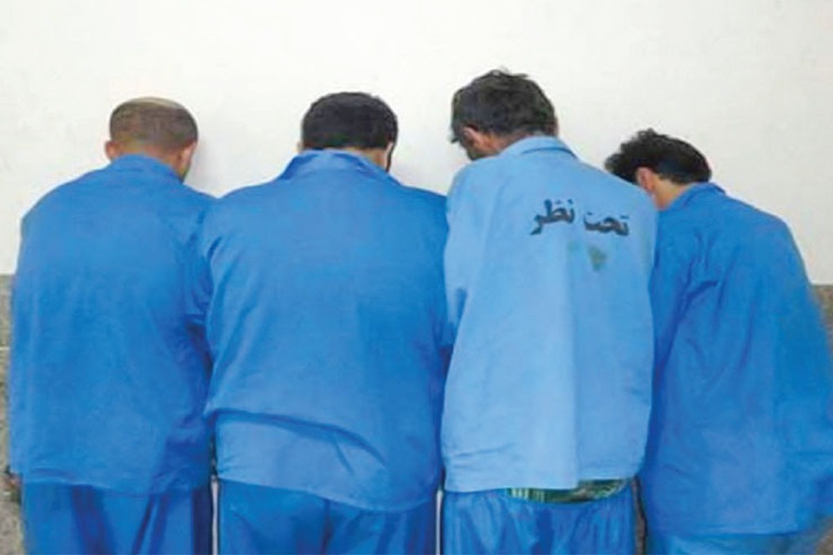 پلیس مشهد دکان گروه ۴ نفره مجرمان سابقه‌دار را در جاده سیمان تخته کرد.
