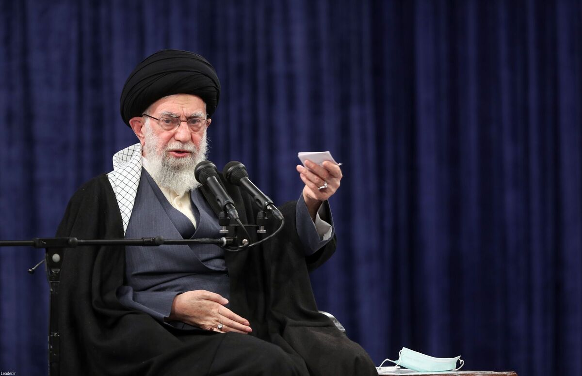 علیرضا احمدی‌روشن فرزند شهید مصطفی احمدی‌روشن و آرمیتا رضایی‌نژاد فرزند شهید داریوش رضایی‌نژاد صبح امروز (یکشنبه) در حاشیه نمایشگاه دستاورد‌های صنعت هسته‌ای کشور، با رهبر انقلاب دیدار کردند.