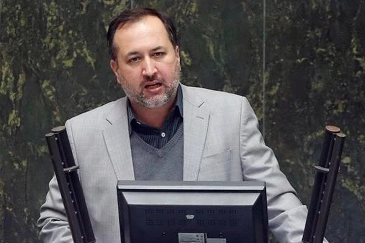 عضو کمیسیون اصل ۹۰ با انتقاد از تصمیم دولت برای تغییر ساعت کاری کارمندان دولت گفت: اینکه دولت به بهانه صرفه‌جویی در انرژی ساعت کاری ادارات را تغییر داده نه تصمیمی کارشناسی است نه عقلایی، بسیاری از خانواده‌های ایرانی با این تصمیم دولت دچار مشکلات جدی شدند.