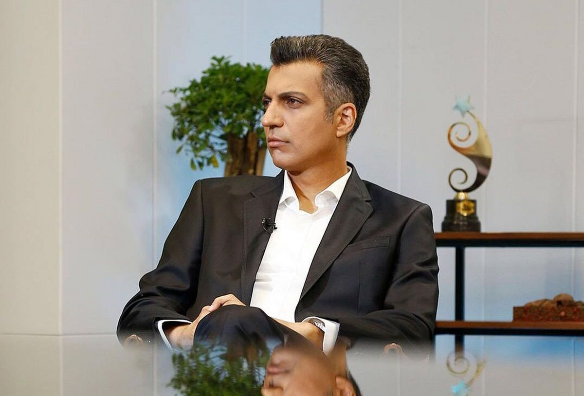 عادل فردوسی‌پور در برنامه «فوتبال ۳۶۰» با بغض خطاب به بازیکنان پرسپولیس از حس و حالش بابت دوری از دنیای گزارشگری فوتبال حرف می‌زند.