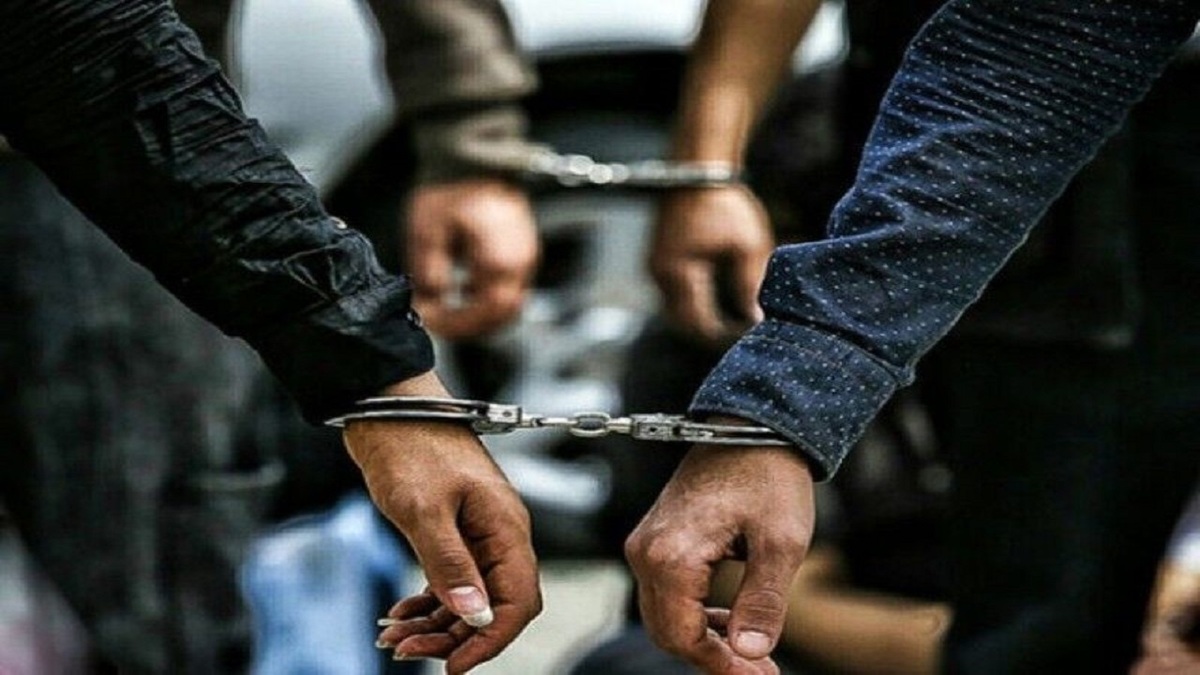 فرمانده انتظامی مشهد گفت: با هوشیاری ماموران کلانتری خواجه ربیع مشهد ۲ متهم به ۲۰ فقره سرقت محتویات و قطعات خودرو شناسایی و دستگیر شدند.