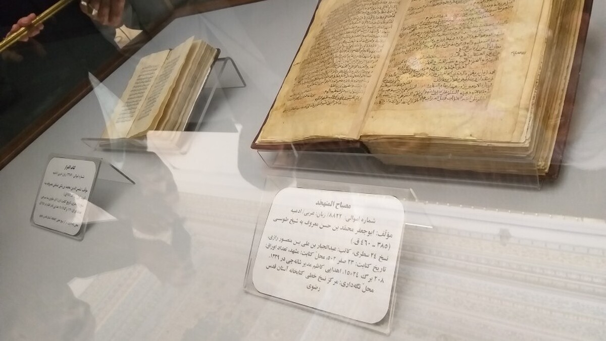 مدیر مرکز نسخ خطی کتابخانه مرکزی آستان قدس رضوی با بیان اینکه بیش از ۹۰ هزار نسخه خطی و بیش از ۵۰ هزار نسخه چاپ سنگی در کتابخانه نگهداری می‌شود، اظهار کرد: این کتابخانه میزبان آثاری از اواخر قرن اول هجری تا دوره قاجار (تا سال ۱۹۲۵) است.