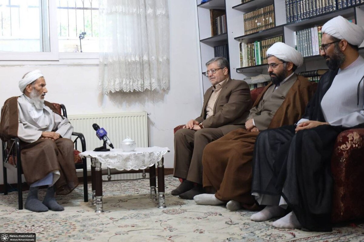 شهردارمشهد با آیت‌الله رضازاده، از علما و استادان حوزه علمیه مشهد دیدار کرد.