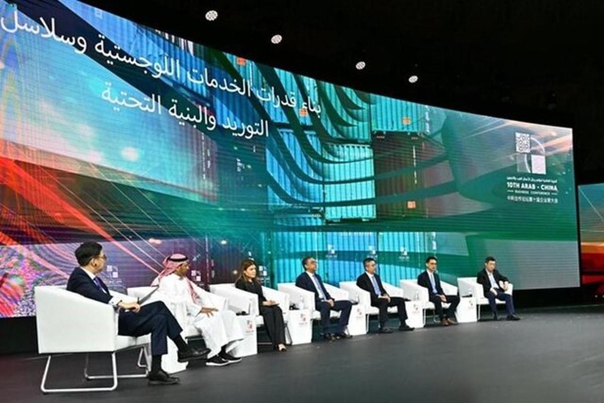 بلومبرگ نوشت، عربستان سعودی در حال حاضر با کاهش مستمر نفوذ آمریکا در منطقه، به دنبال تجارت و سرمایه گذاری در چین است.
