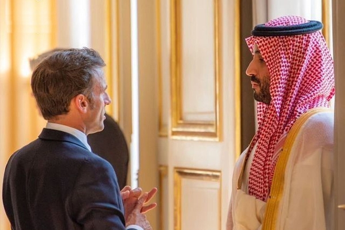 محمد بن سلمان، ولیعهد عربستان سعودی در چارچوب سفر رسمی خود به فرانسه، روز جمعه با امانوئل ماکرون، رئیس جمهوری این کشور در پاریس دیدار کرد. او قرار است در ادمه سفر خود در یک نشست جهانی با هدف مبارزه با فقر و تغییرات اقلیمی شرکت کند.