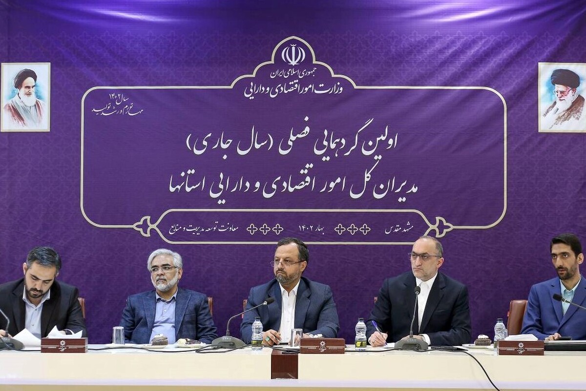 وزیر اقتصاد گفت: با توجه به خصوصی‌سازی‌های پرحاشیه و نحوه واگذاری‌های پر حرف و حدیثی که در گذشته وجود داشت، موارد بزرگ خصوصی‌سازی امسال با شکل و شمایل جدید صورت خواهد گرفت.
