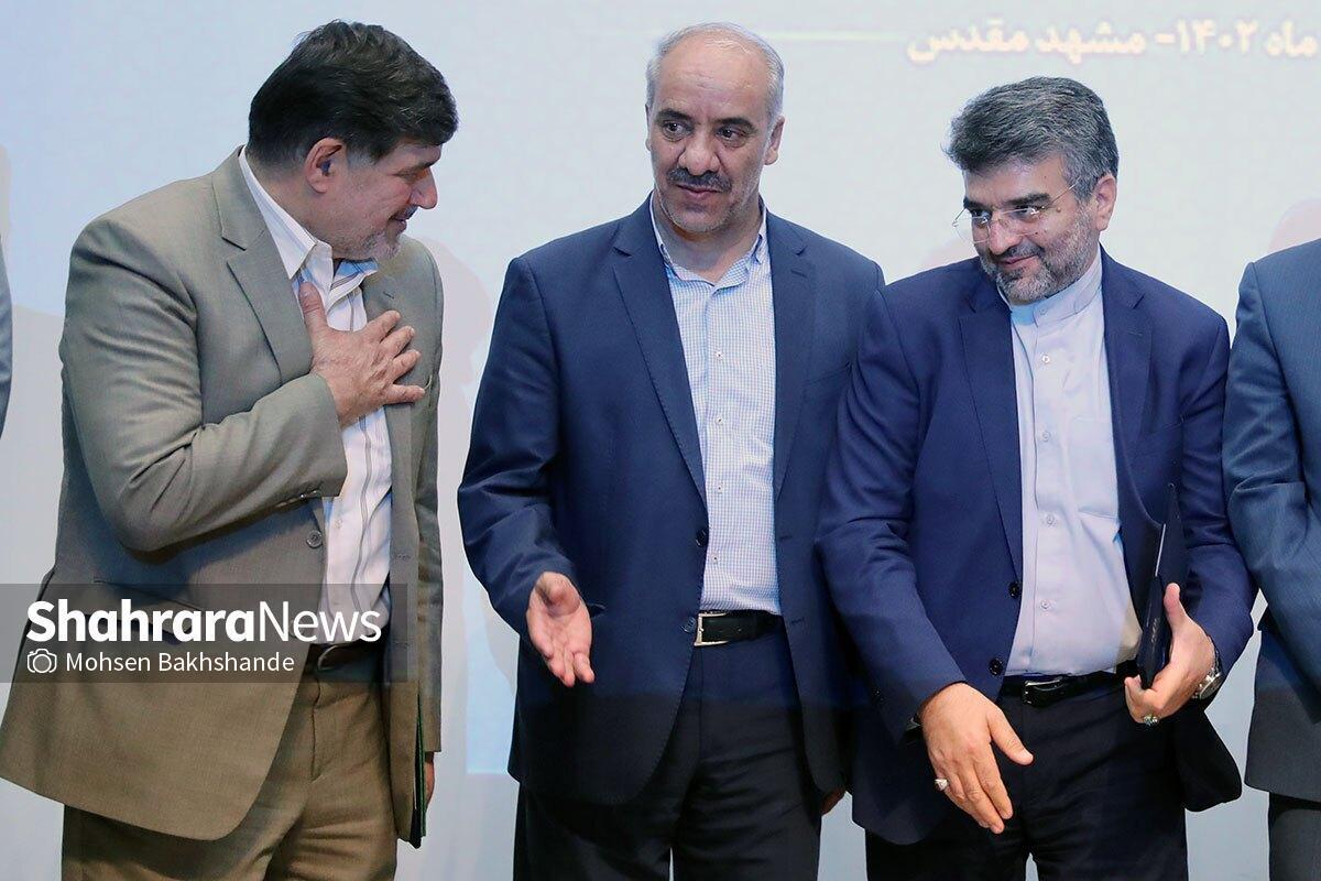 پس از گذشت ۲۷ روز از صدور حکم سرپرستی علیرضا تاج فیروز، مراسم تکریم مدیرکل سابق و سرپرست جدید اداره کل ورزش و جوانان خراسان رضوی صبح امروز در مشهد برگزار شد.