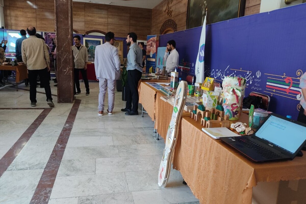 در حاشیه نشست شورای برنامه ریزی خراسان رضوی، نمایشگاه صنایع فرهنگی در محل استانداری برگزار شد.