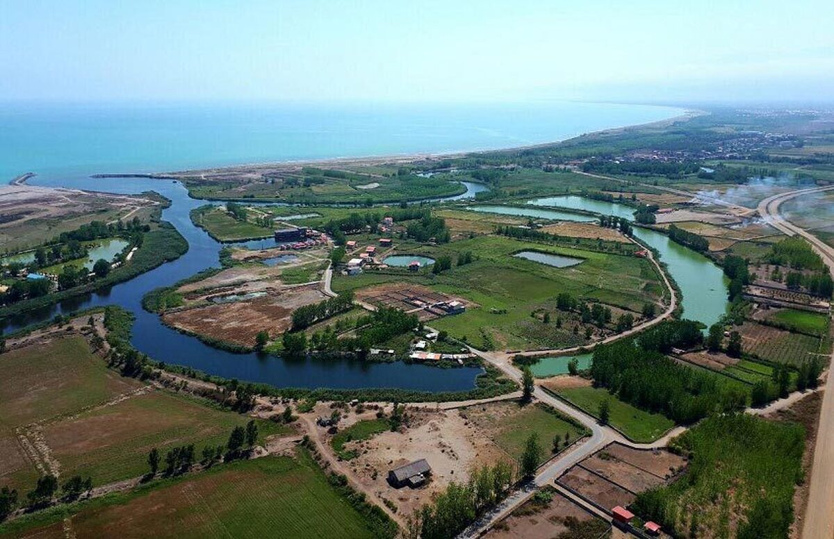 روستای چمخاله تا سال ۱۳۸۸، بخشی جدا از دهستان چاف و ده کوچکی از لنگرود بود. تا اینکه در سال ۸۸ چمخاله به همراه دهستان‌ها و روستاهای اطراف خود، بخشی یک‌دست به نام چاف و چمخاله را تشکیل داد و حالا به عنوان بخشی مستقل از لنگرود اما در کنار آن است. تصاویری رویایی و تماشایی از زیبایی‌های شهر ساحلی چاف لنگرود را مشاهده می‌کنید.