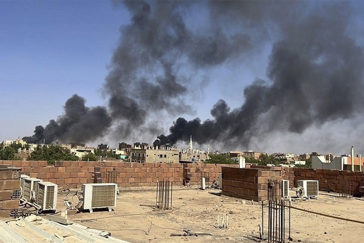 براثر انفجار یک کارخانه در شهر ام درمان سودان که به دلیل روشن کردن سیگار رخ داد، ۱۲۰ تن کشته شدند.