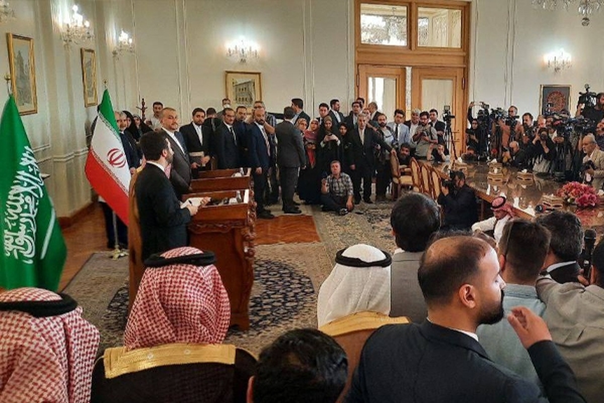 سخنگوی وزارت امور خارجه، گمانه زنی‌های رسانه‌ای درباره تغییر محل گفتگوهای رسانه‌ای دو وزیر را بی‌اساس دانست و دلیل این تغییر را بروز مشکل فنی و عدم امکان اجرا در محل تعیین شده قبلی دانست که با تغییر مکان، این گفتگو در محل مذاکرات رسمی برگزار شد.