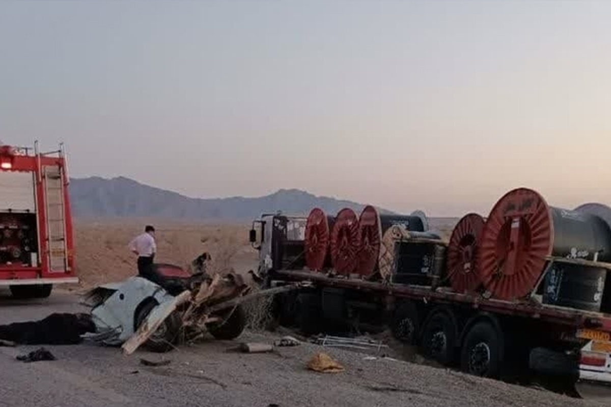 معاون استاندار و فرماندار ویژه شاهرود گفت: برخورد ۲ تریلی با خودروی سواری پیکان در محور شاهرود به طرود پنج فوتی و ۲ مصدوم برجای گذاشت.