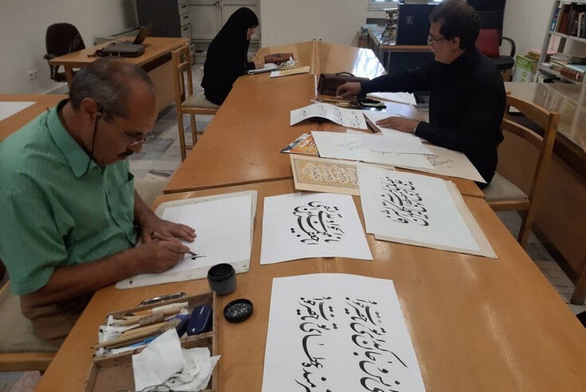 کارگاه یک روزه خوشنویسی سوگواره جوادالائمه(ع) با حضور خادمیاران هنری در مرکز نسخ خطی کتابخانه مرکزی رضوی در روز شهادت نهمین امام شیعیان جهان آغاز به کار کرد.