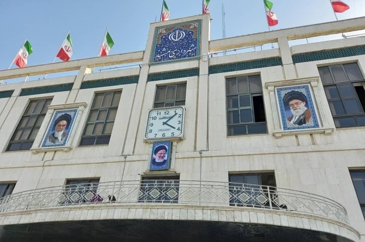 نایب رئیس کمیسیون اقتصادی، سرمایه گذاری و مشارکت‌های شورای اسلامی شهر مشهد عنوان کرد: شهرداری در سال‌های گذشته به روش‌های معمول مانند دریافت عوارض پروانه و پروژه‌های ساده و معمول مشارکتی اکتفا کرده است و لازم است شهرداری به سمت ایجاد منابع جدید پایدار حرکت کند.