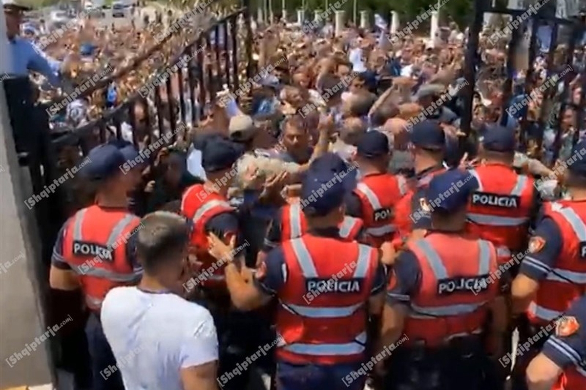 طبق اعلام وزارت کشور آلبانی پلیس این کشور بر اساس حکم دادگاه عالی مبارزه با تروریسم به مقر منافقین در این کشور حمله کردند.