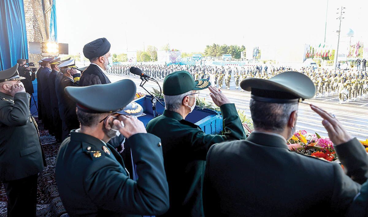 سازمان‌ها به طور مستمر در جستجوی فرماندهان، مدیران و رهبران اثربخشی هستند که از اندیشه‌های والای انسانی برخوردار باشند و فرمانده‌ای موفق است که حوزه فرماندهی خود را براساس موازین و معیار‌های اسلامی سازمان دهد. نیرو‌های مسلح اساسا محور اصلی‌شان فرماندهی است؛ بنابراین ستون فرماندهی را باید در نیرو‌های مسلح بسیار مستحکم و ثابت کرد.