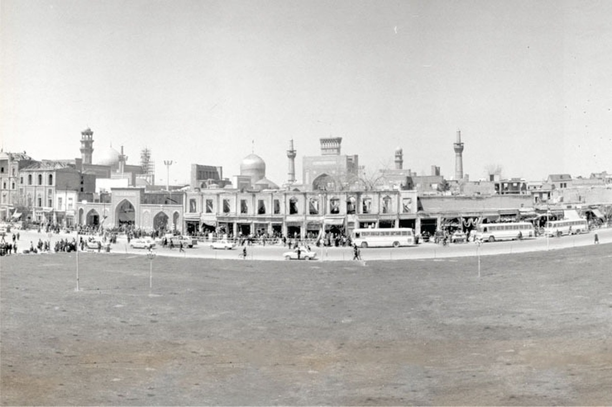 ۱۲۰۰ سال از آن روز که خاک خراسان به قدم‌های ضامن آهو عطر گرفت، می‌گذرد و این گذر روزگار، آن‌قدر مجال و فرصت پیش‌روی عاشقان حضرتش قرار داده است که هر عرض ارادت یادگاری را در مشهد و بر بنای حرم باقی گذارند؛ یادگار‌هایی که امروز می‌توان سر را بالا گرفت و با افتخار آن را تاریخ خواند؛ تاریخ شکل‌گیری بارگاه خورشیدنقاب شمس‌الشموس.