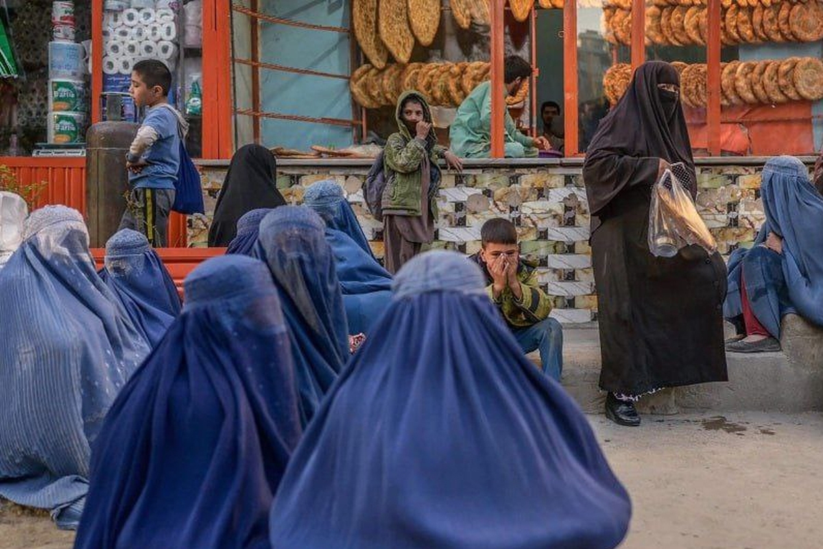 دفتر هماهنگ‌کننده‌ کمک‌های بشردوستانه‌ سازمان ملل متحد (اوچا) می‌گوید که ۳.۲ میلیون کودک و ۸۴۰ هزار مادر باردار و شیرده در افغانستان از سوءتغذیه‌ رنج می‌برند.