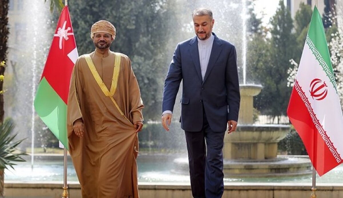 وزیر امور خارجه ایران که به منظور دیدار و گفتگو با مقامات عمان به مسقط سفر کرده با وزیر خارجه خارجه این کشور دیدار و گفتگو کرد.